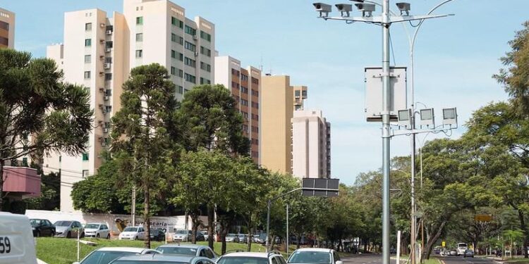 Após fim do contrato, Foztrans retira equipamentos de fiscalização de várias ruas na cidade