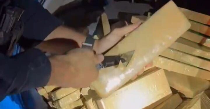 PRF apreende 605 kg de maconha em dois carros, após tentativa de fuga dos motoristas