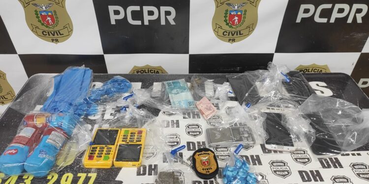 Polícia Civil prende 3 pessoas em flagrante durante cumprimento de mandado de busca e apreensão