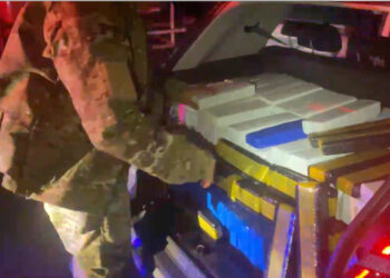 Duas mulheres que saíram de Foz do Iguaçu são presas pela PRF com quase meia tonelada de maconha e arma