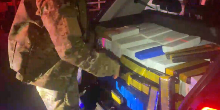 Duas mulheres que saíram de Foz do Iguaçu são presas pela PRF com quase meia tonelada de maconha e arma