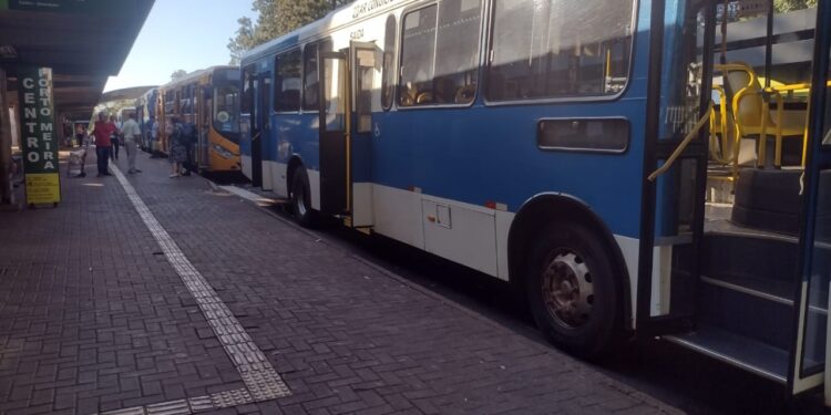 Motoristas do transporte coletivo fazem paralisação em Foz do Iguaçu