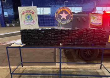 Duas pessoas são presas na Ponte da Amizade transportando drogas em fundo falso nos veículos