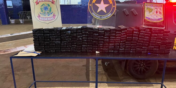 Duas pessoas são presas na Ponte da Amizade transportando drogas em fundo falso nos veículos