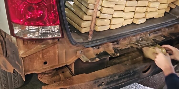 Paraguaio é preso transportando maconha em fundo falso no carro
