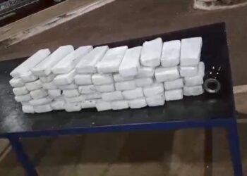 Motorista foge da fiscalização, bate em carros e espalha droga na área da Ponte da Amizade