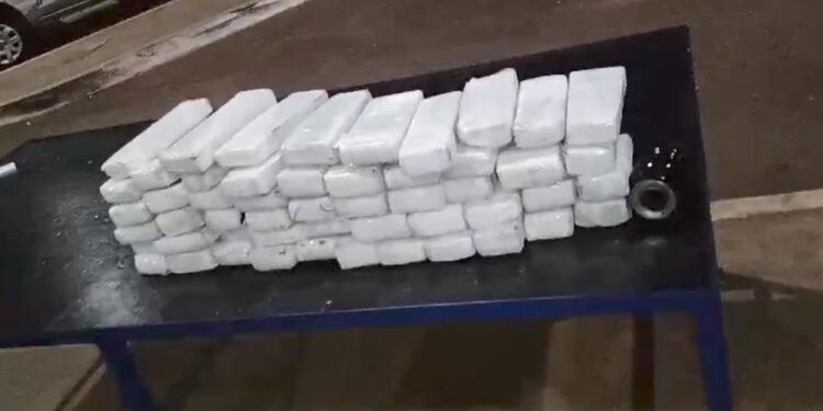 Motorista foge da fiscalização, bate em carros e espalha droga na área da Ponte da Amizade