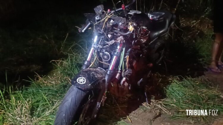 Dois homens morrem após bater a moto contra uma árvore em Foz do Iguaçu