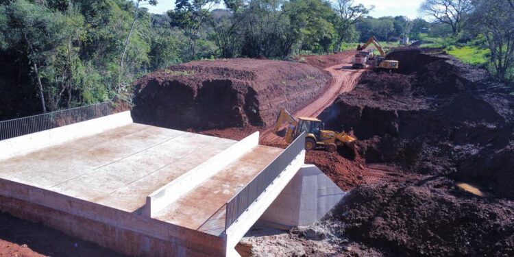 Obra da ponte sobre o Rio Mimbi, na Avenida João Paulo II, já está concluída