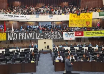 Com 39 votos favoráveis e 13 contrários, deputados estaduais aprovam projeto que terceiriza gestão de escolas no estado