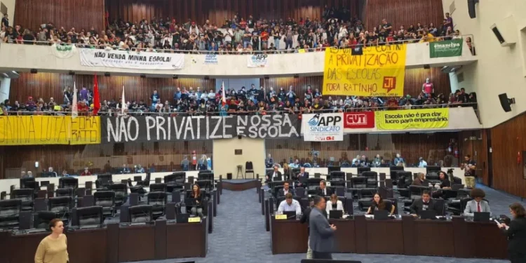 Com 39 votos favoráveis e 13 contrários, deputados estaduais aprovam projeto que terceiriza gestão de escolas no estado