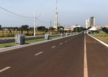 Trânsito: trecho da AV Pedro Basso está fechado para montagem da estrutura do desfile dos 110 anos de Foz