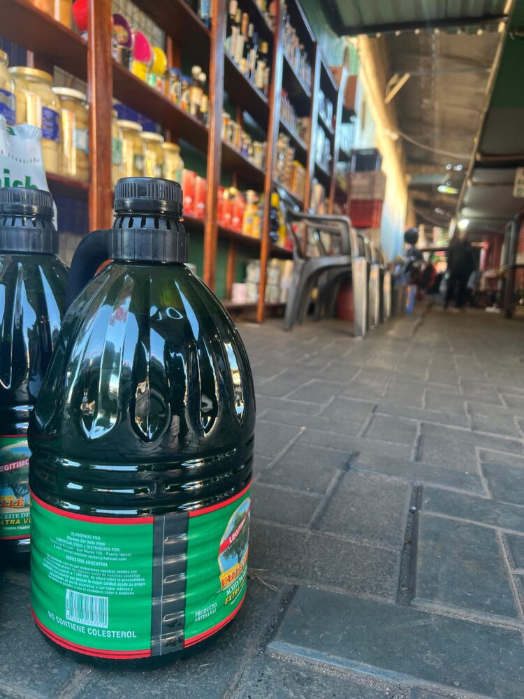 Produtos contrabandeados, vendidos da região Ponte da Amizade, são retirados de circulação