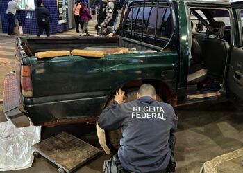 Veículo barrado na Ponte da Amizade transportava 130 kg de maconha em fundo falso