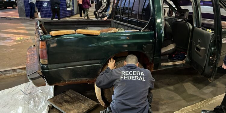 Veículo barrado na Ponte da Amizade transportava 130 kg de maconha em fundo falso