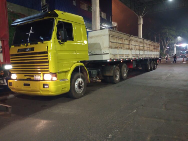 Carreta com 3.200 kg de maconha em fundo falso é interceptada na Ponte da Amizade