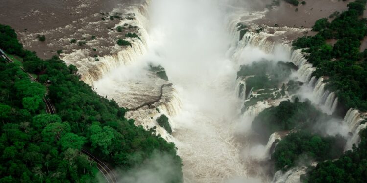 Pesquisa aponta Cataratas do Iguaçu e Cristo Redentor entre melhores lugares do mundo para visitar
