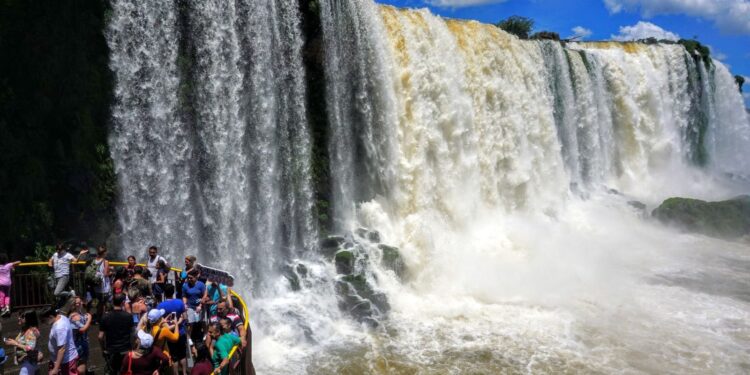 Nesta quarta-feira, aniversário de Lindoeste e Santa Tereza do Oeste, moradores das duas cidades não pagam para visitar as Cataratas