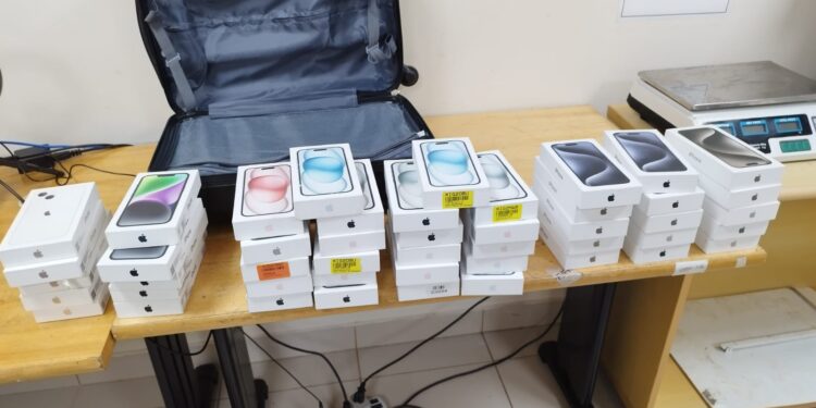 Passageira é presa com 47 celulares em ônibus que levava pacientes para Curitiba