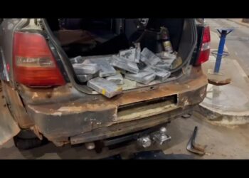 Fiscalização na Ponte da Amizade resulta na apreensão de quase 130 quilos de cocaína em fundo falso de veículo