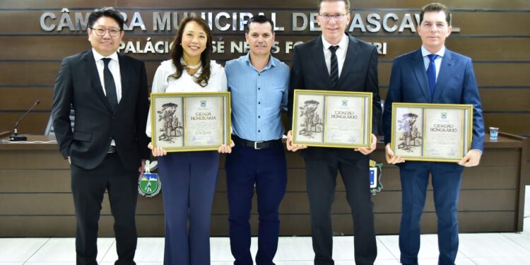 Sócios-fundadores do Hospital de Olhos de Cascavel recebem cidadania honorária e lançam projeto social para crianças
