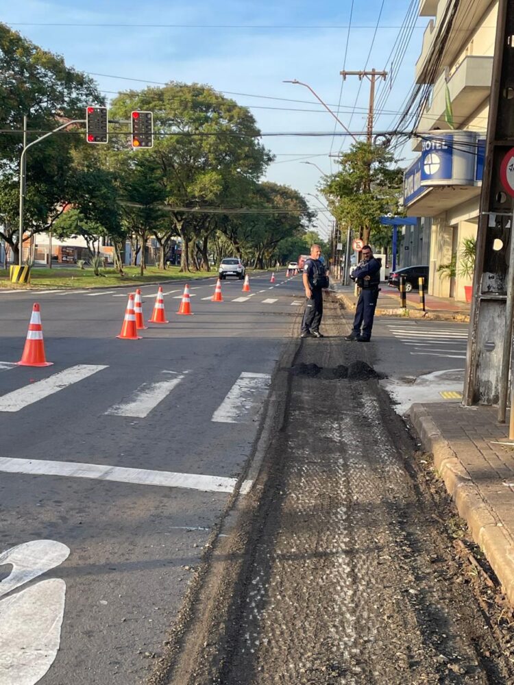 Obra de revitalização da JK mexe com o trânsito na avenida em Foz do Iguaçu