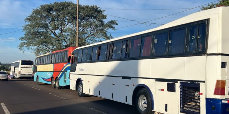 Receita Federal apreende R$ 800 mil em mercadorias em quatro ônibus de turismo