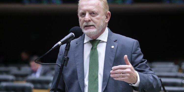 Vermelho comemora derrubada da “MP do Fim do Mundo”