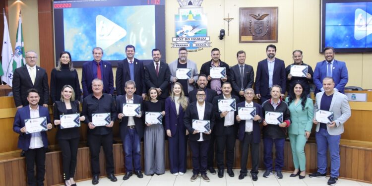 Prêmio Destaque da Imprensa: profissionais de Foz são homenageados em solenidade na Câmara