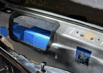 Homem é preso transportando mais de 80 celulares em fundo falso no veículo