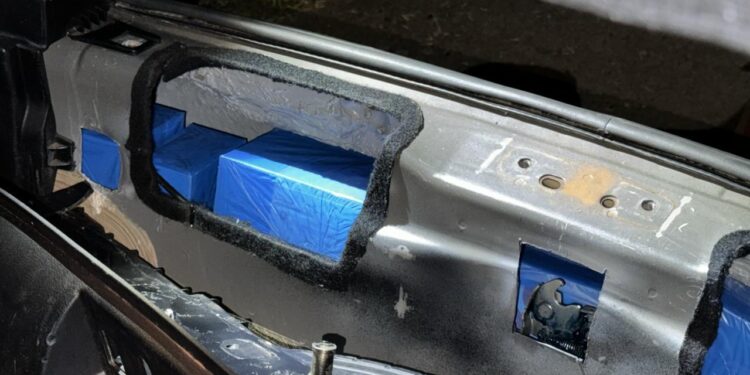 Homem é preso transportando mais de 80 celulares em fundo falso no veículo