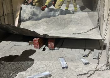 Carreta com 3.200 kg de maconha em fundo falso é interceptada na Ponte da Amizade