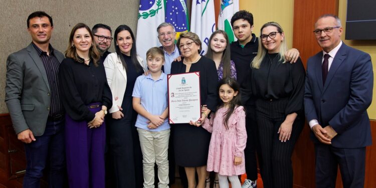 Maria Inês Valente Pacagnan recebe Título de Cidadã Honorária de Foz do Iguaçu