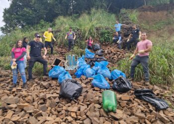 Na semana do Meio Ambiente voluntários recolhem 500 quilos de lixo das encostas dos rios Iguaçu e Paraná