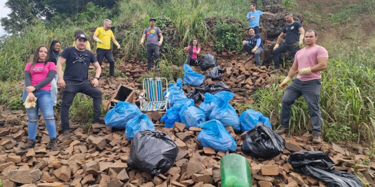 Na semana do Meio Ambiente voluntários recolhem 500 quilos de lixo das encostas dos rios Iguaçu e Paraná