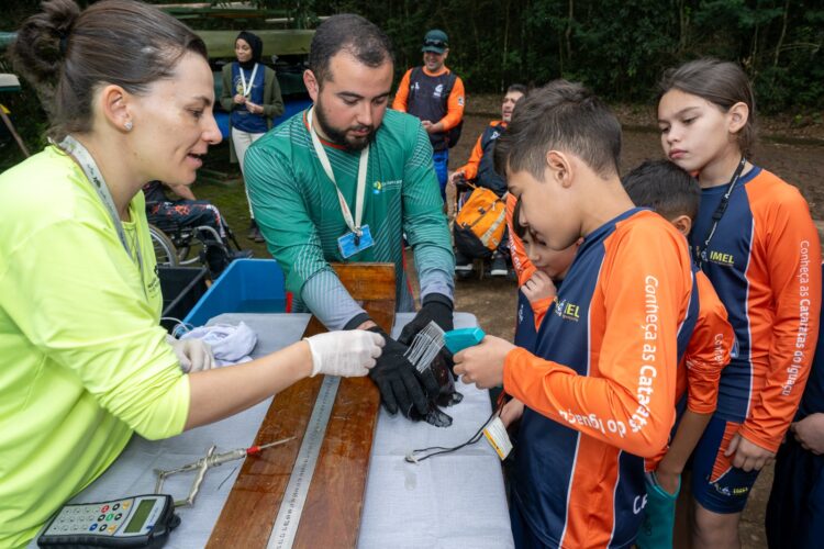 Meninos do Lago participam de marcação de peixes na Itaipu