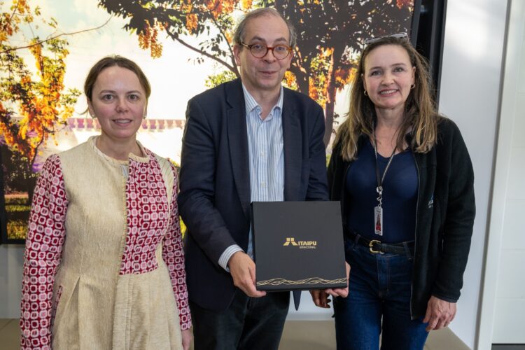 Comitiva do Centro George Pompidou, da França, visita Itaipu