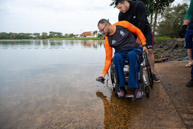 Meninos do Lago participam de marcação de peixes na Itaipu