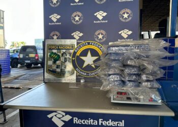 Fiscalização apreende 32 quilos de crack em fundo falso de carro na Ponte da Amizade