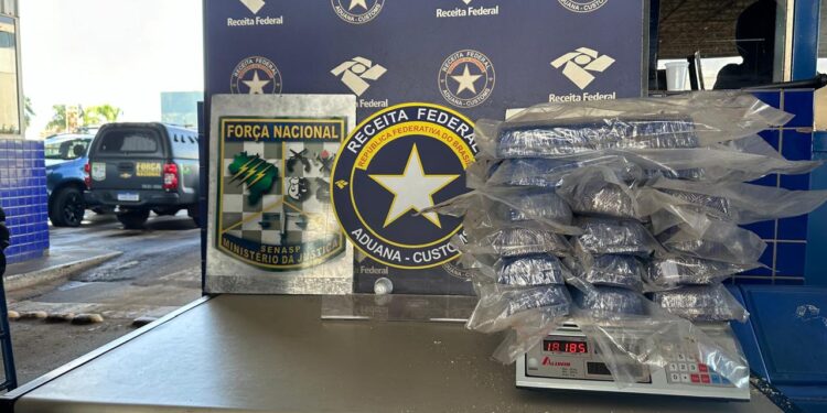 Fiscalização apreende 32 quilos de crack em fundo falso de carro na Ponte da Amizade