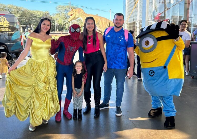 Férias: Minions, dinossauros e princesas encantam adultos e crianças no Dreams Park Show