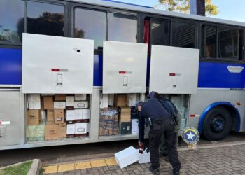 Dois ônibus lotados de vinhos, carne e perfumes são apreendidos durante fiscalização na BR-277