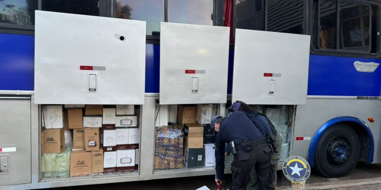 Dois ônibus lotados de vinhos, carne e perfumes são apreendidos durante fiscalização na BR-277