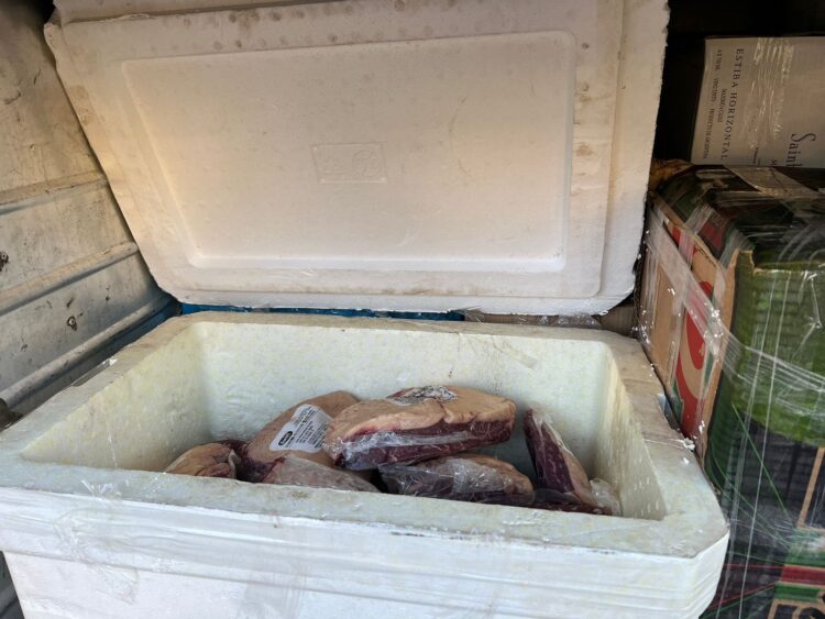 Dois ônibus lotados de vinhos, carne e perfumes são apreendidos durante fiscalização na BR-277