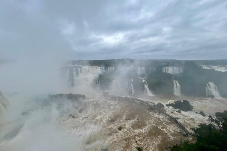 Aumento na vazão no Rio Iguaçu adia acesso à Garganta do Diabo, na Argentina