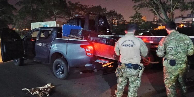 PF e PM apreendem barco com pneus contrabandeados no Rio Paraná