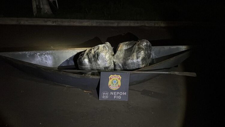Após travessia no Rio Paraná, condutor é preso com 300 KG de maconha na embarcação