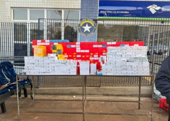 Três pessoas são presas em van transportando 700 celulares escondidos em fundo falso