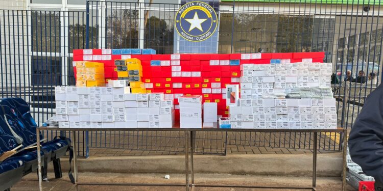 Três pessoas são presas em van transportando 700 celulares escondidos em fundo falso