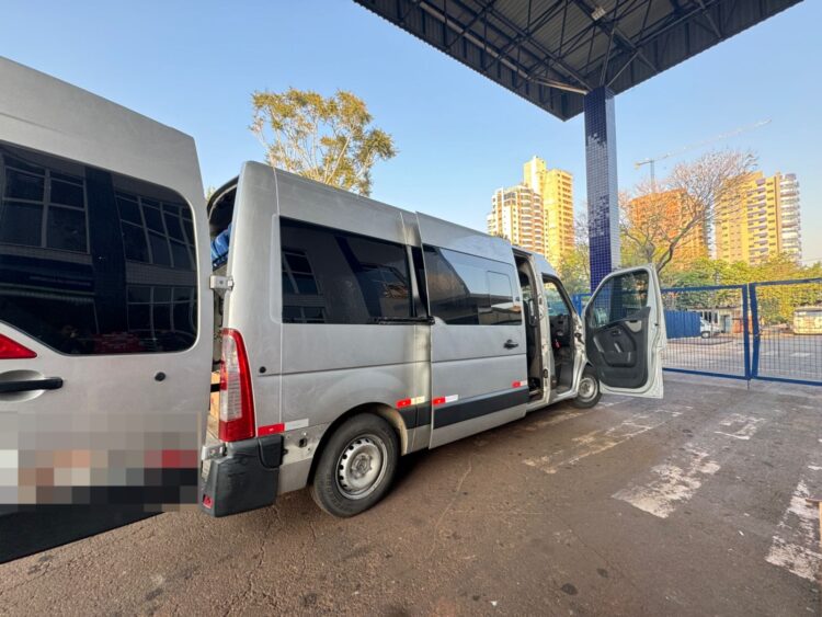 Três pessoas são presas em van transportando 700 celulares escondidos em fundo falso